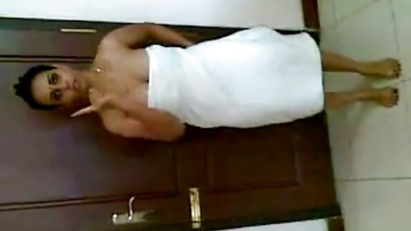 Cantik pirang nemu kanthi wareg ing sofa