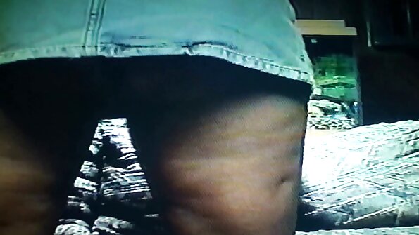 Solo gendhakan karo sethitik titties rubs dheweke Jambon pus