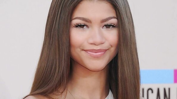 Lady enom ing lipstik balung ing meja pijet