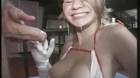 Tanned hottie karo jus susu njupuk amba zakar menyang pus ing POV klip