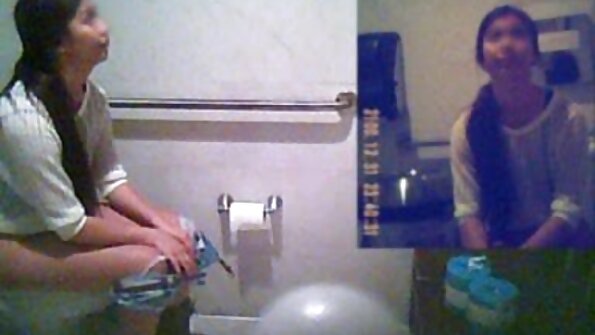 Loro sundel mbukak munggah sing bokong kanggo njaluk sawetara silit kurang ajar rampung kanggo wong-wong mau