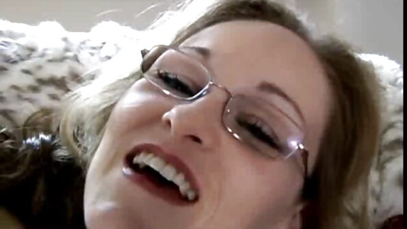 Awak cilik nggawe Adriana Chechik katon lugu sanajan diculik