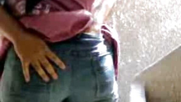 Pirang ceking karo tembelan wulu ing dheweke cunt mlebu saka konco