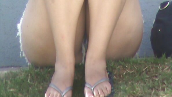 Manis brunette alon-alon masturbasi ing amben ing ngarepe kamera