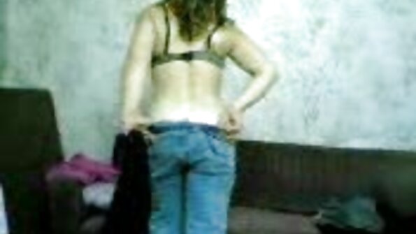 Brunette manis iki seneng masturbasi ing papan umum