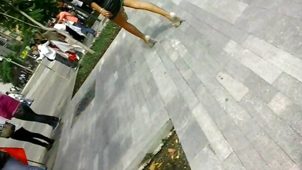 Two wicaksana brunettes duwe lesbian fun ing kursi kulit