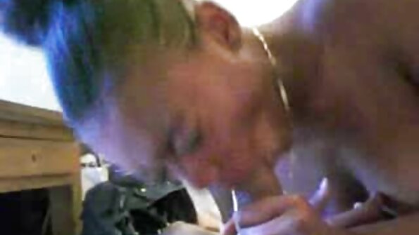 Manis brunette karo seksi tan garis ndadekake katresnan karo dheweke wong