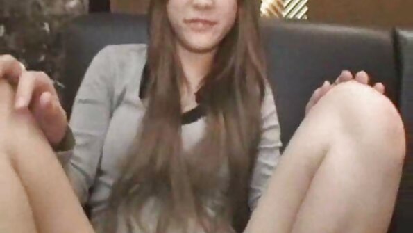 Manis looking brunette lady Eva Angelina menehi footjob sampurna