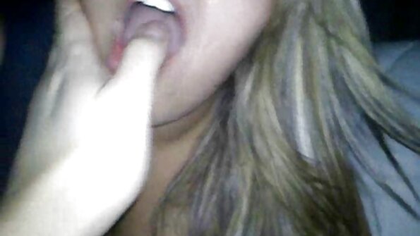 Loro lesbian panas sing ngrawat rumiyin kanggo saben liyane ing video