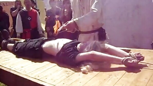 Banci lan pirang sing nuduhake sing amba pindho sisi dildo