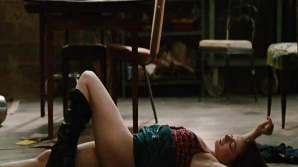 Loro brunettes lustful sing gadhah wong telu bebarengan karo Euro kandang jaran