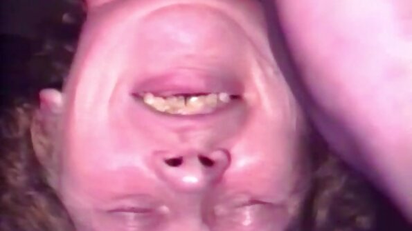 Wong loro seneng karo perusahaan nalika ana ing jejere blumbang