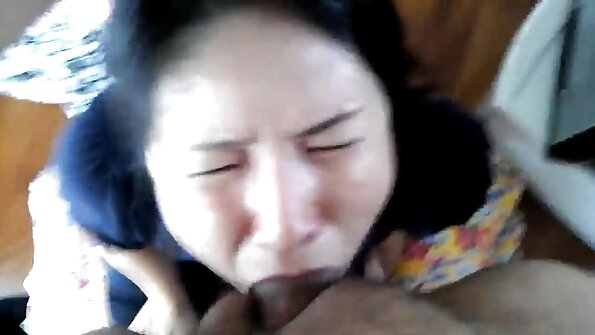 Sundel tanpa isin nyebar sikil ing cafe tinimbang ngombe kopi