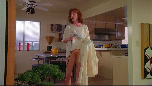 Slim MILF karo amba susu disambungake munggah lan dilatih ing asshole