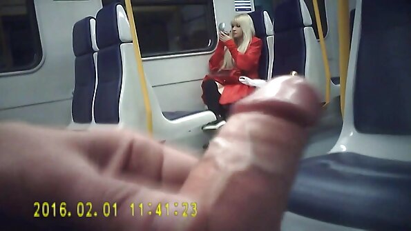 Loro bocah wadon sing lucu ana ing geni lan lagi ngambung