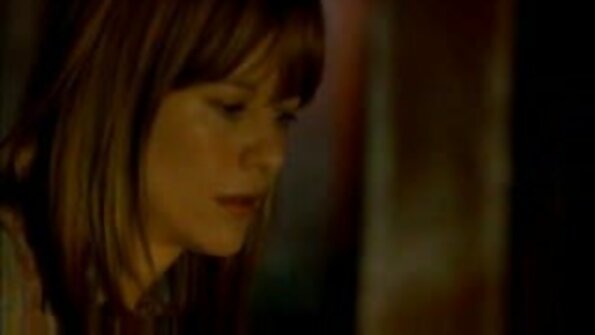 Seksi pelacur punika jumping ing dheweke langkah sedulur jago nalika dheweke bakal mbuwang