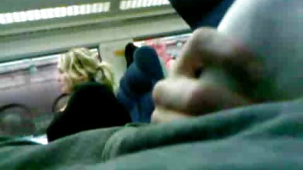 Loro wanita kanthi awak sing apik disentuh dening sawetara wong ing papat