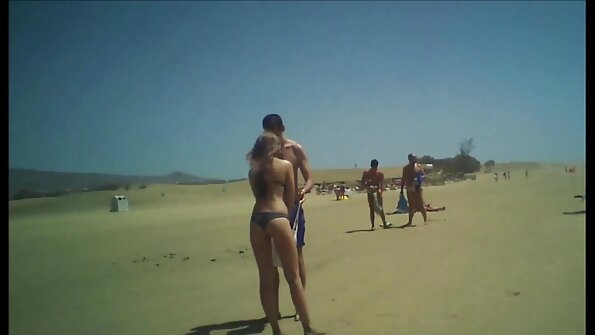 Cilik lan fleksibel pirang nitih pacar kontol ing lantai