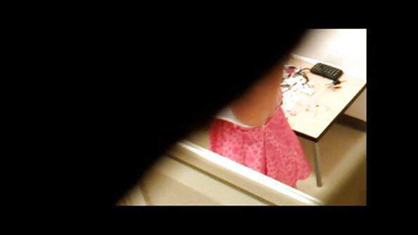 Petite pirang Darling iku mudhun kanggo sawetara sensual silit fun sapunika