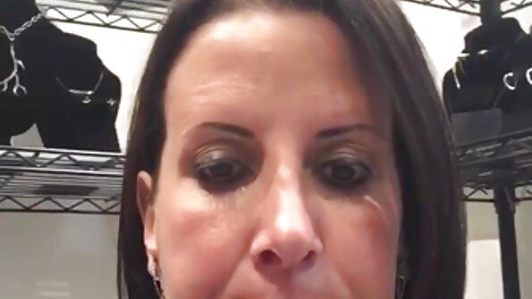 Petite cah wadon seneng sing freaky cuccold pemandangan ing kursi