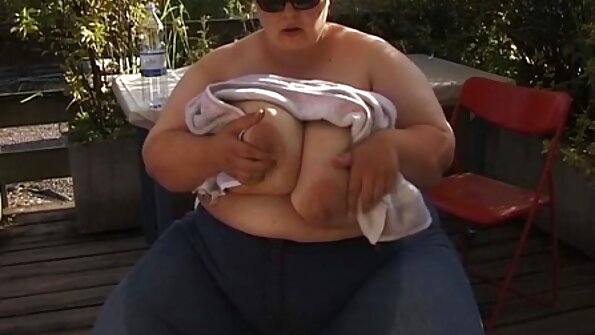 Saperangan wanita sing njupuk bajingan ing pesta seks panas dening blumbang