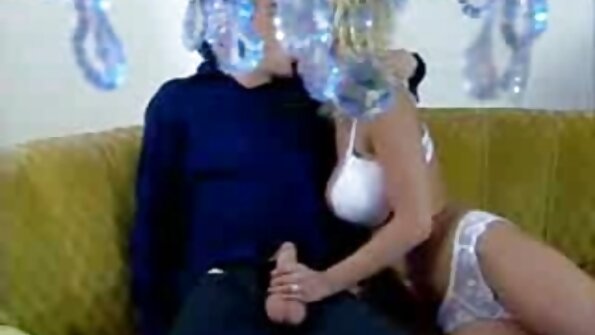 Loro seksi pelacur sing penetrated dening siji jago ing wong telu